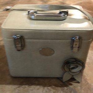 Young living beauty school case and kit